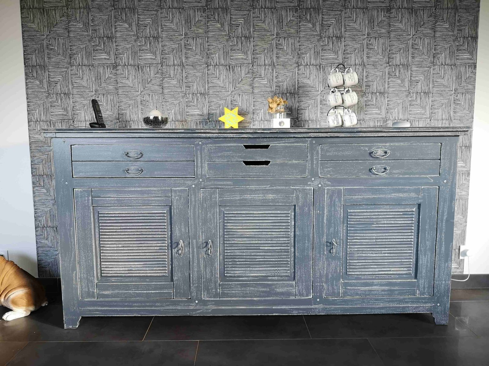 Buffet de style colonial relooké anthracite effet shabby, vue de face portes persiennes