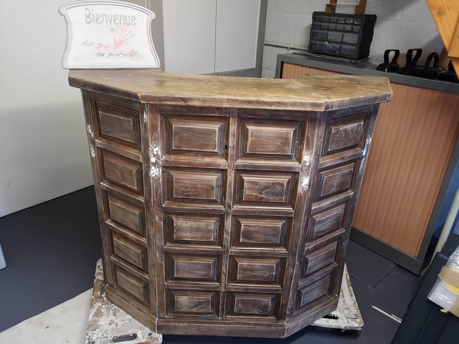 Bar comptoir ancien en chêne avant restauration, dans son état d'origine
