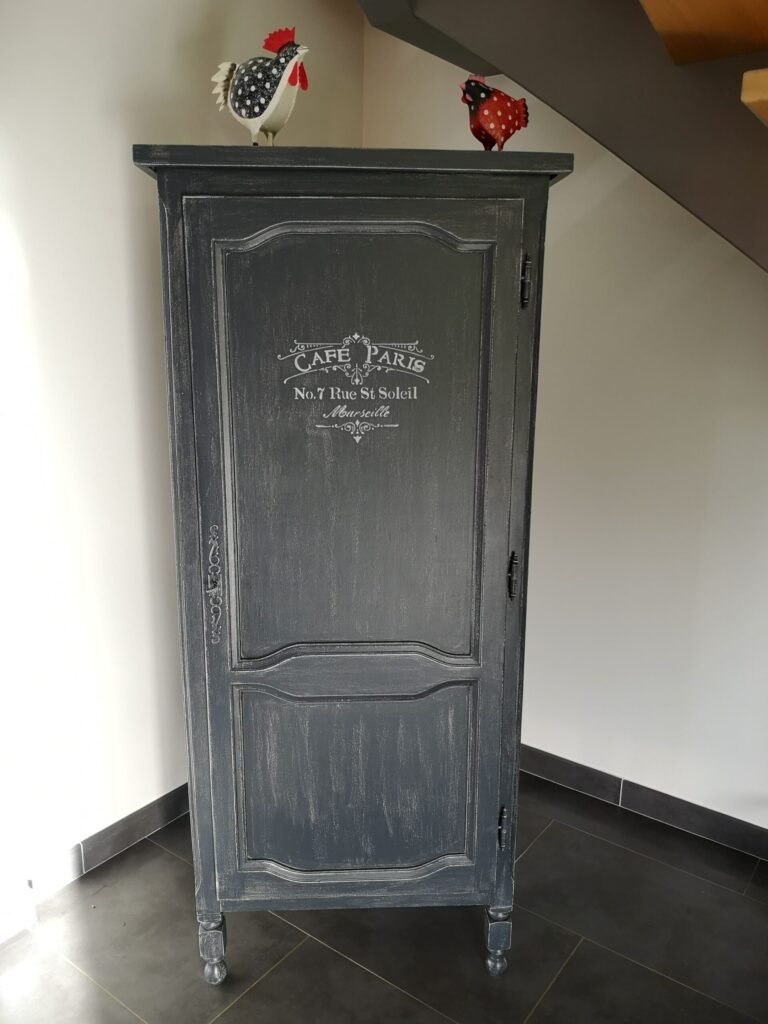 Bonnetière relookée style shabby Café Paris, carbone usé sur ondée, enseigne en relief