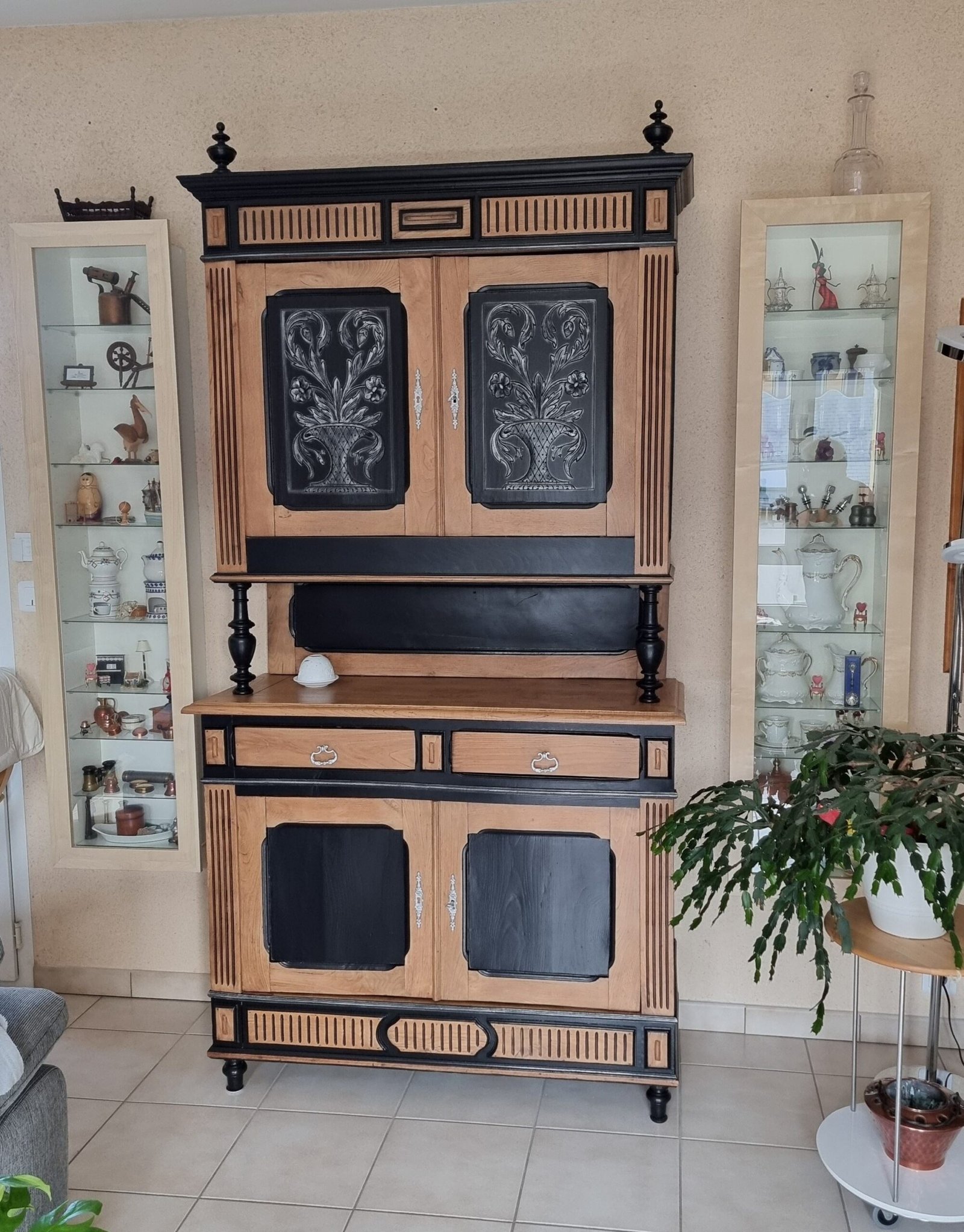 Buffet deux corps en chêne massif de 1930 relooké noir et bois naturel éclairci