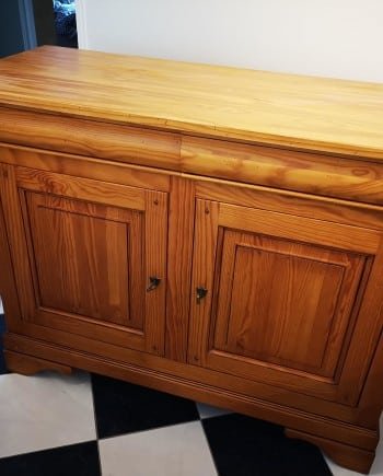 Buffet deux portes en pin de style Louis Philippe, vue de face