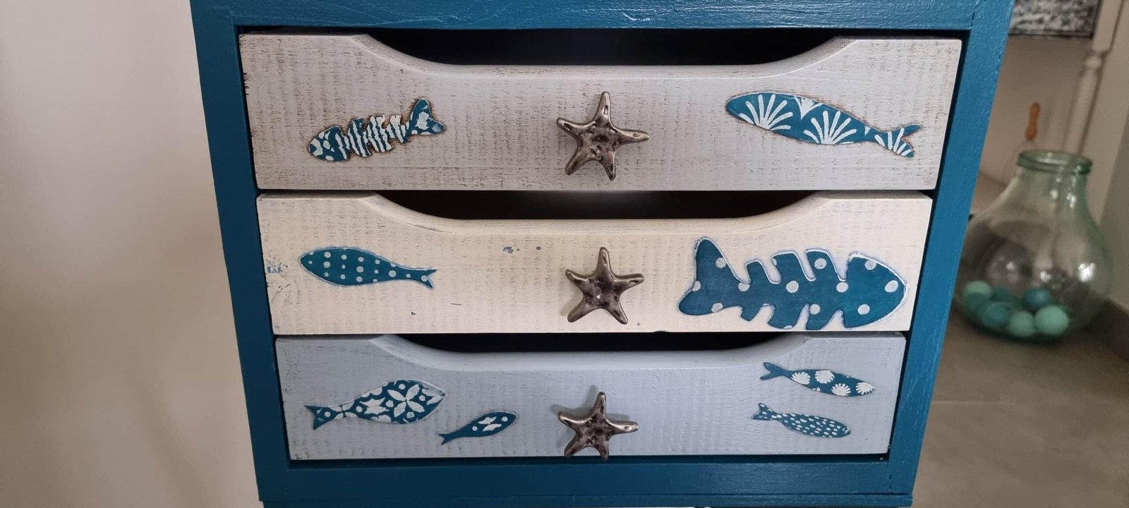 Chevet en pin à tiroirs personnalisé “la mer” – Image 3