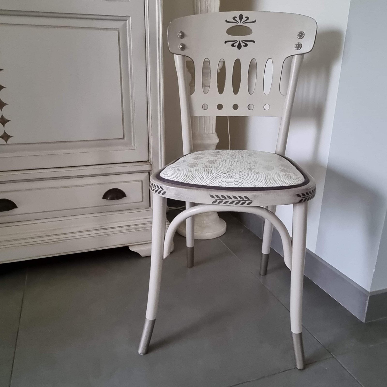 Chaise de bistrot relookée