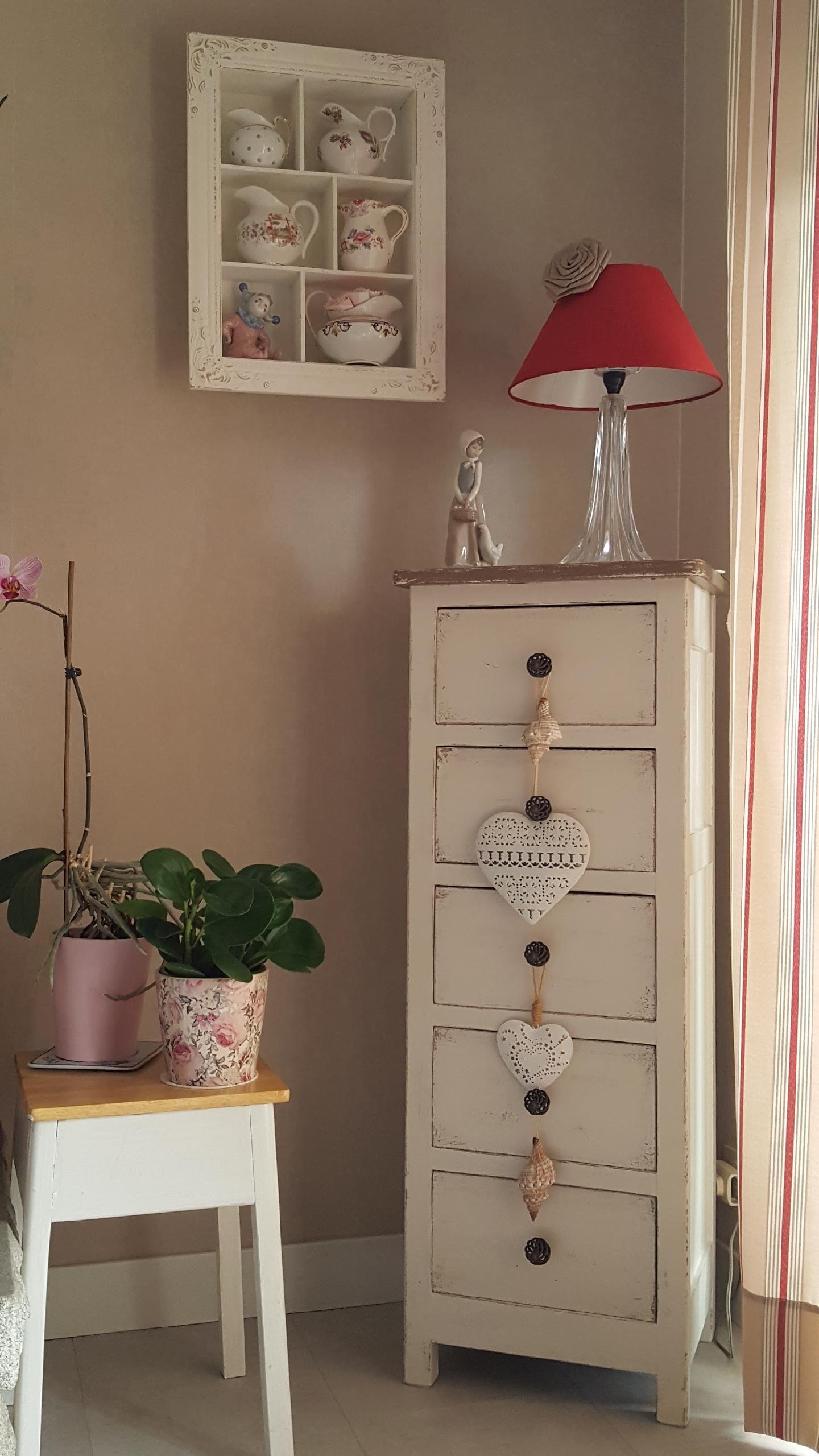 Chiffonnier en noyer massif relooké “shabby”