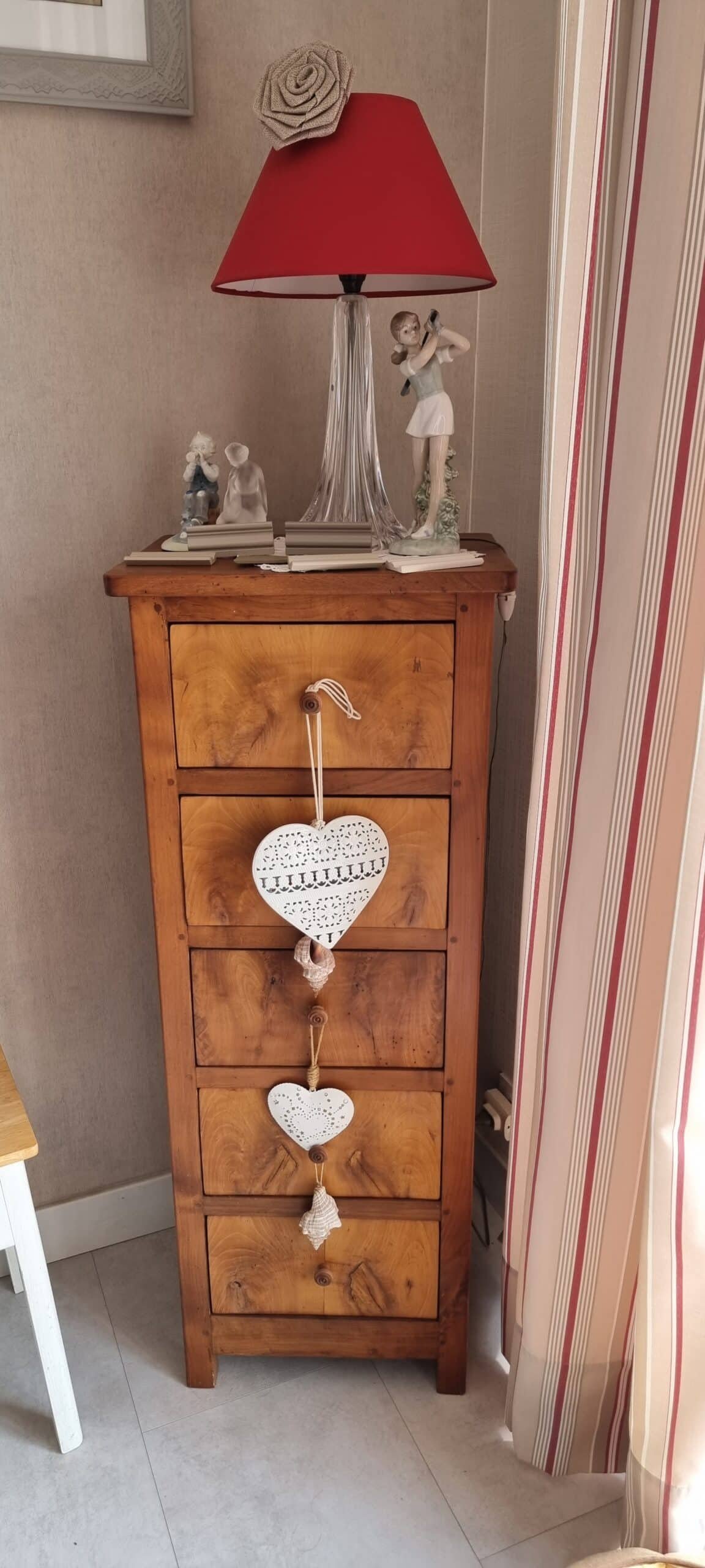 Chiffonnier en noyer massif relooké “shabby” – Image 2