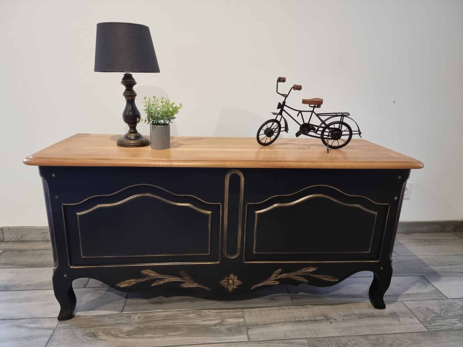 Coffre – maie de rangement en merisier style Louis XV relooké