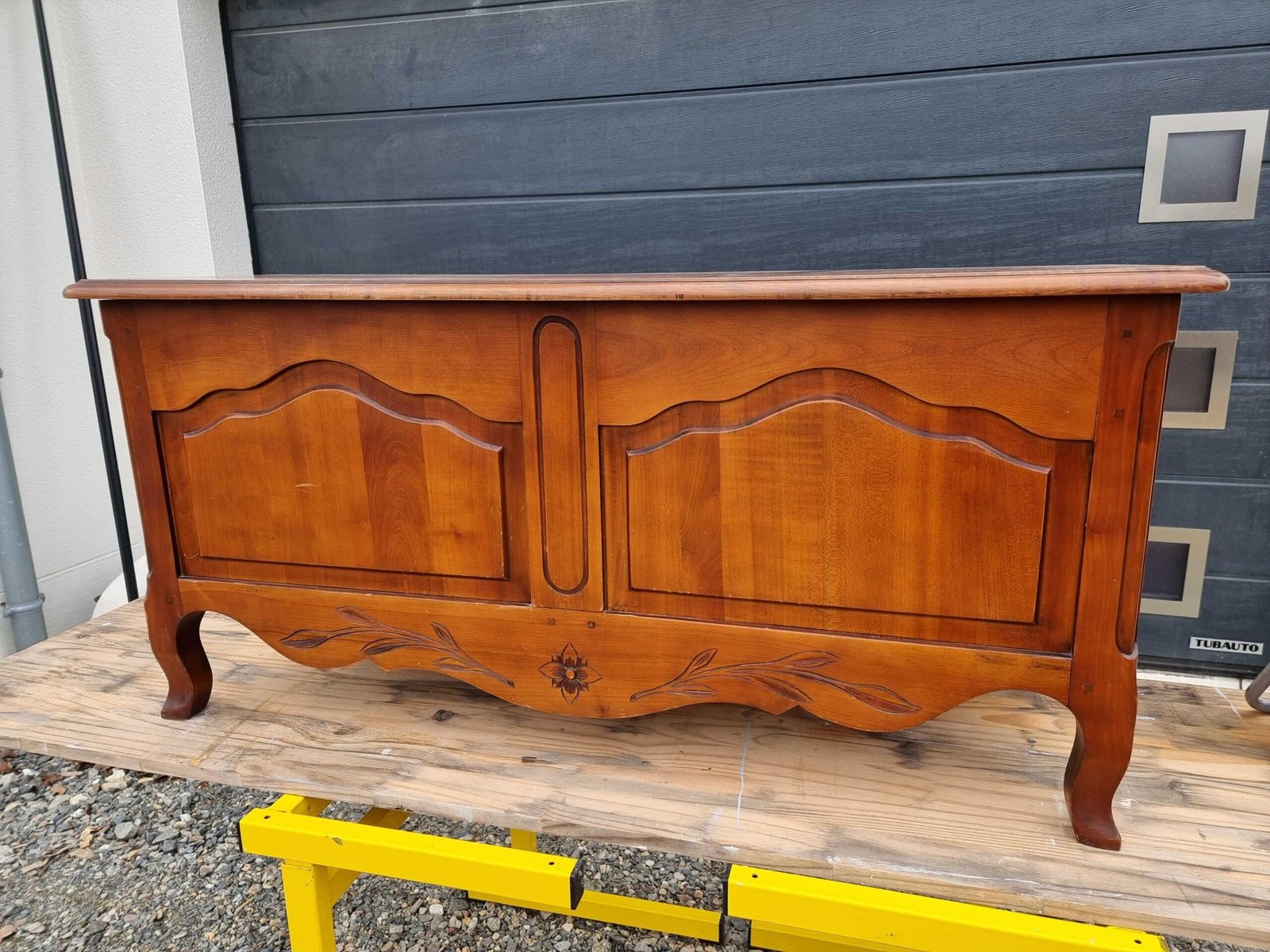 Coffre – maie de rangement en merisier style Louis XV relooké – Image 2
