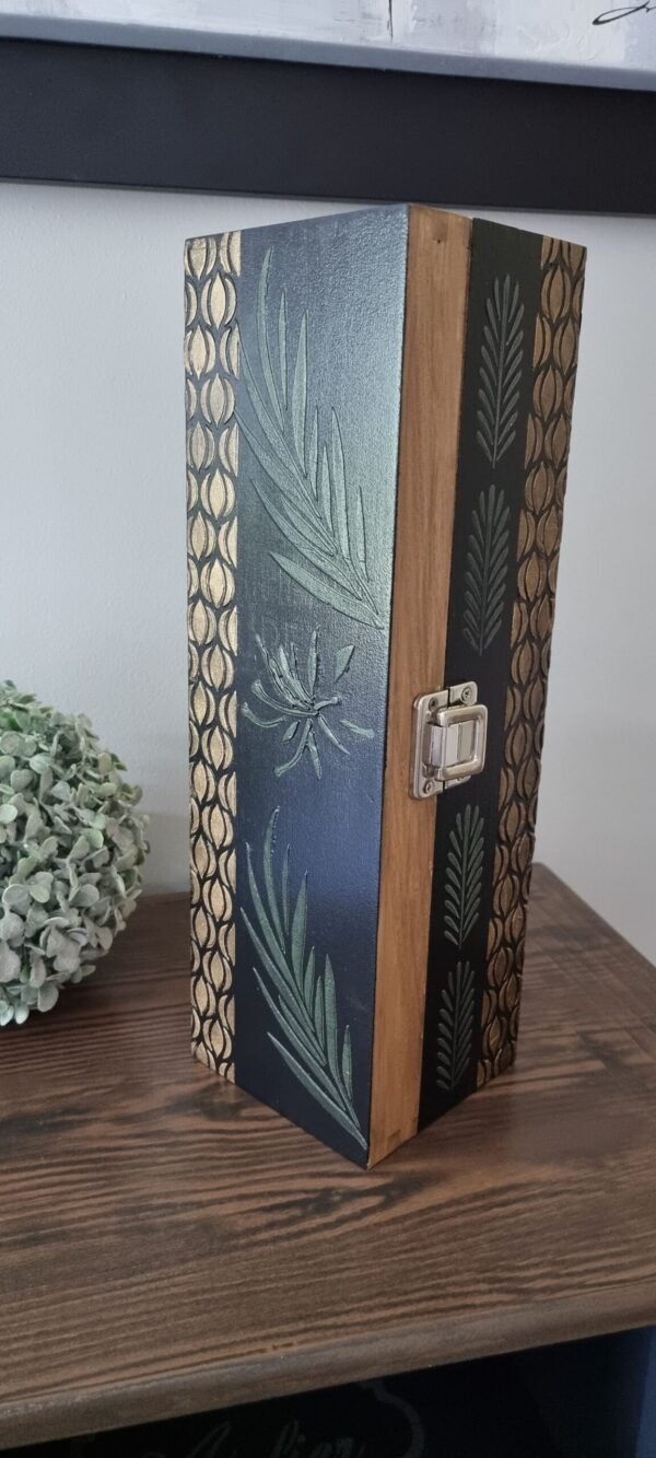 Coffret à vin détourné “noir, doré, vert”