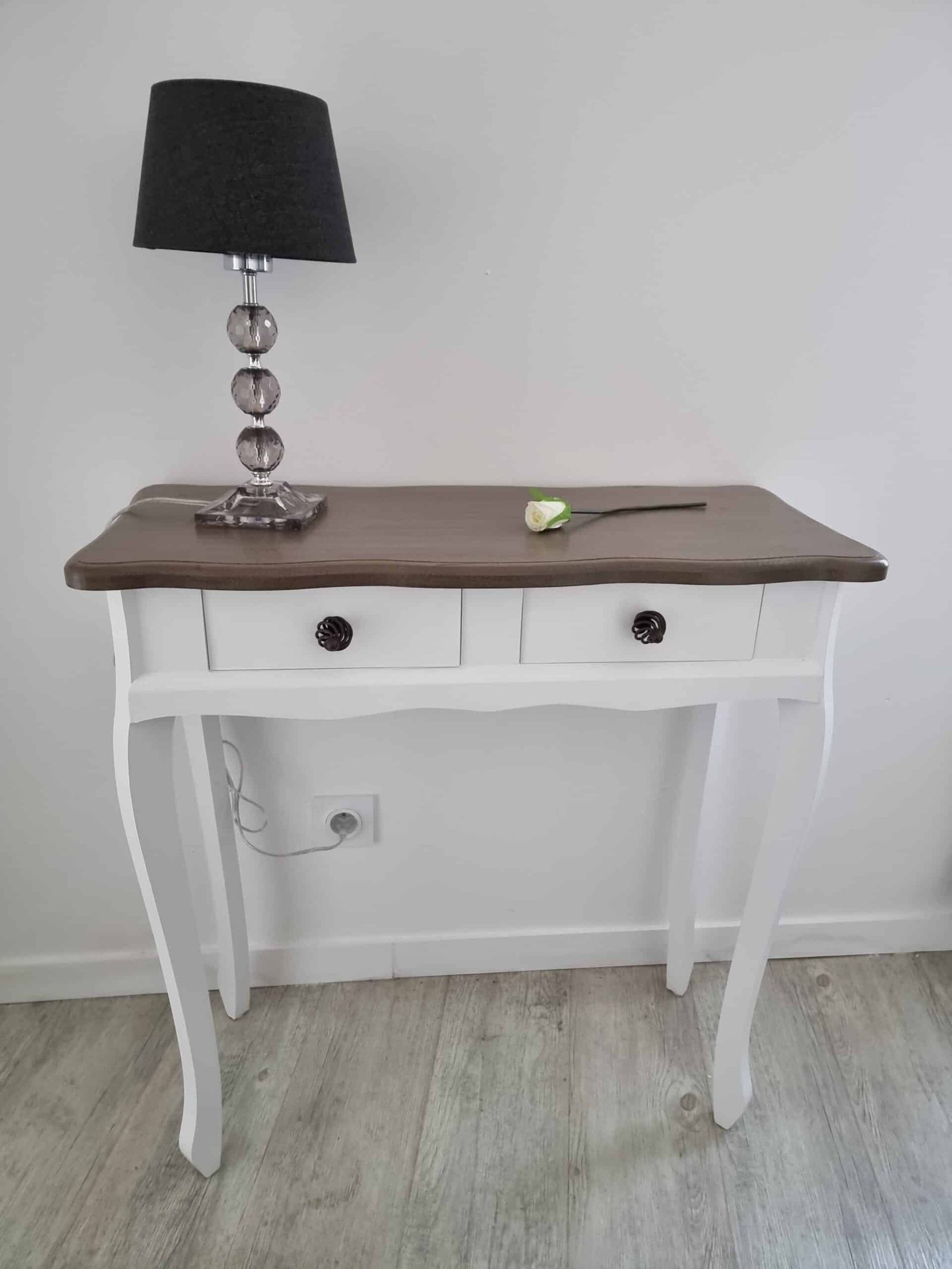 Console de style baroque peinte en blanc, plateau teinté bois vison