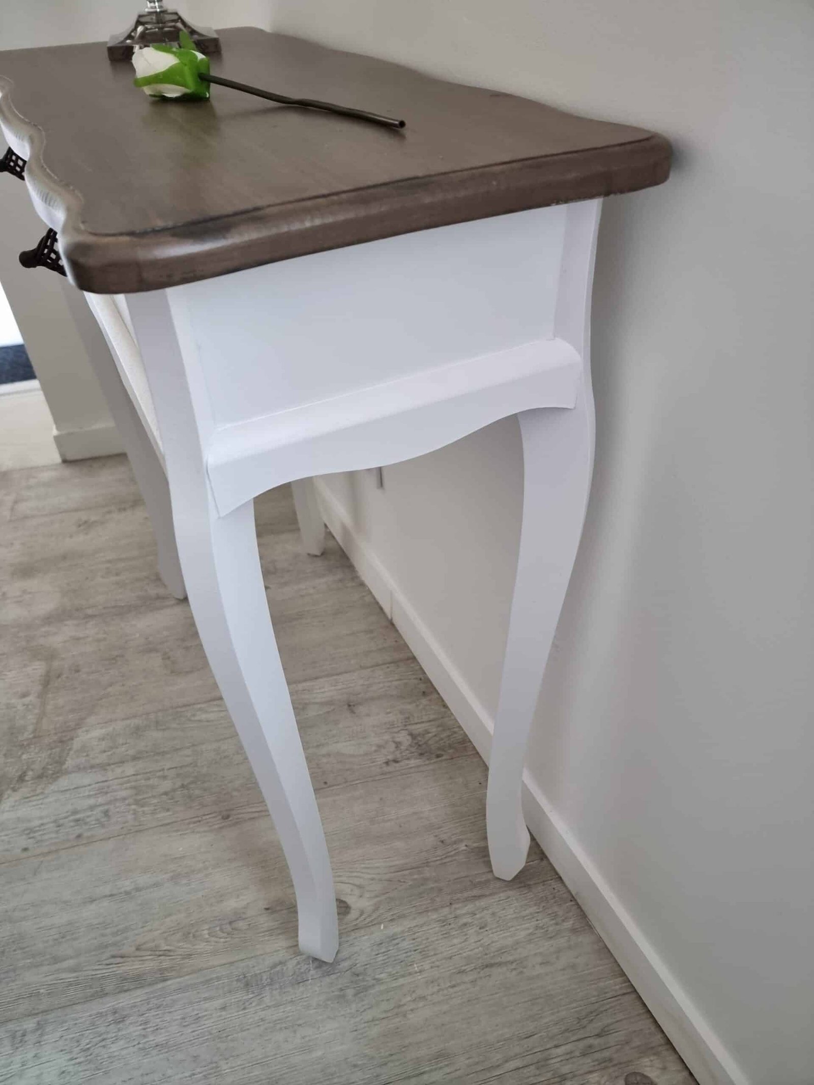 Console baroque bicolore blanche, vue trois quarts des pieds sculptés