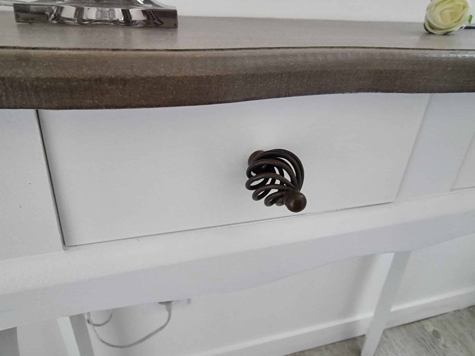 Détail des boutons en fer rouillé des tiroirs de la console baroque