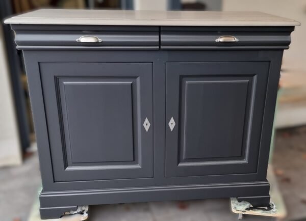 Buffet Louis Philippe et homme debout peints en noir, plateau gris de Suède patiné