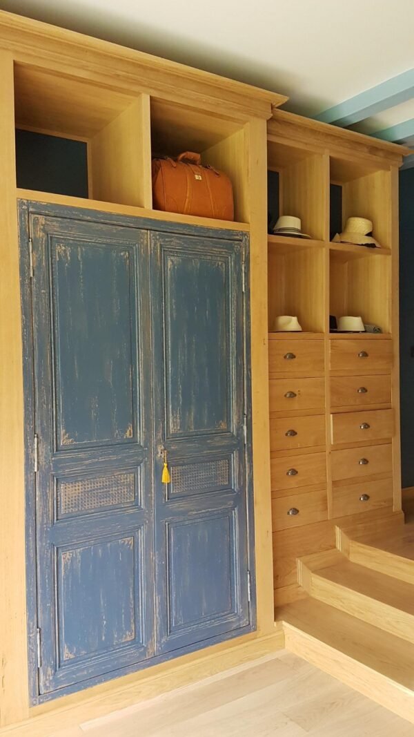 Dressing en chêne sur mesure fermé par d'anciennes portes patinées bleu shabby