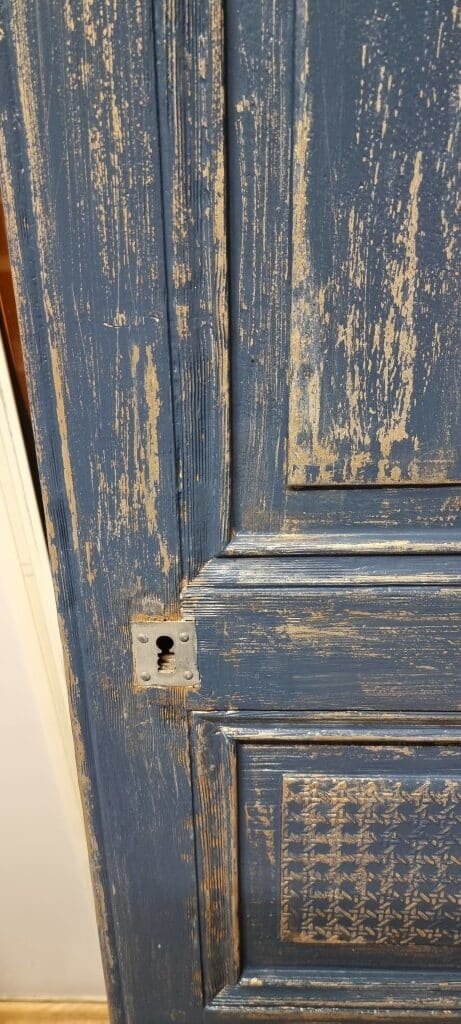 Ensemble de portes anciennes en bois massif, finition bleue patinée shabby