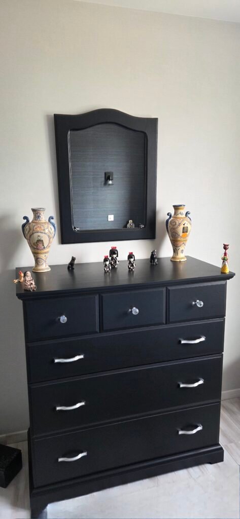 Commode en stratifié de grande enseigne relookée en noir mat, aspect chic