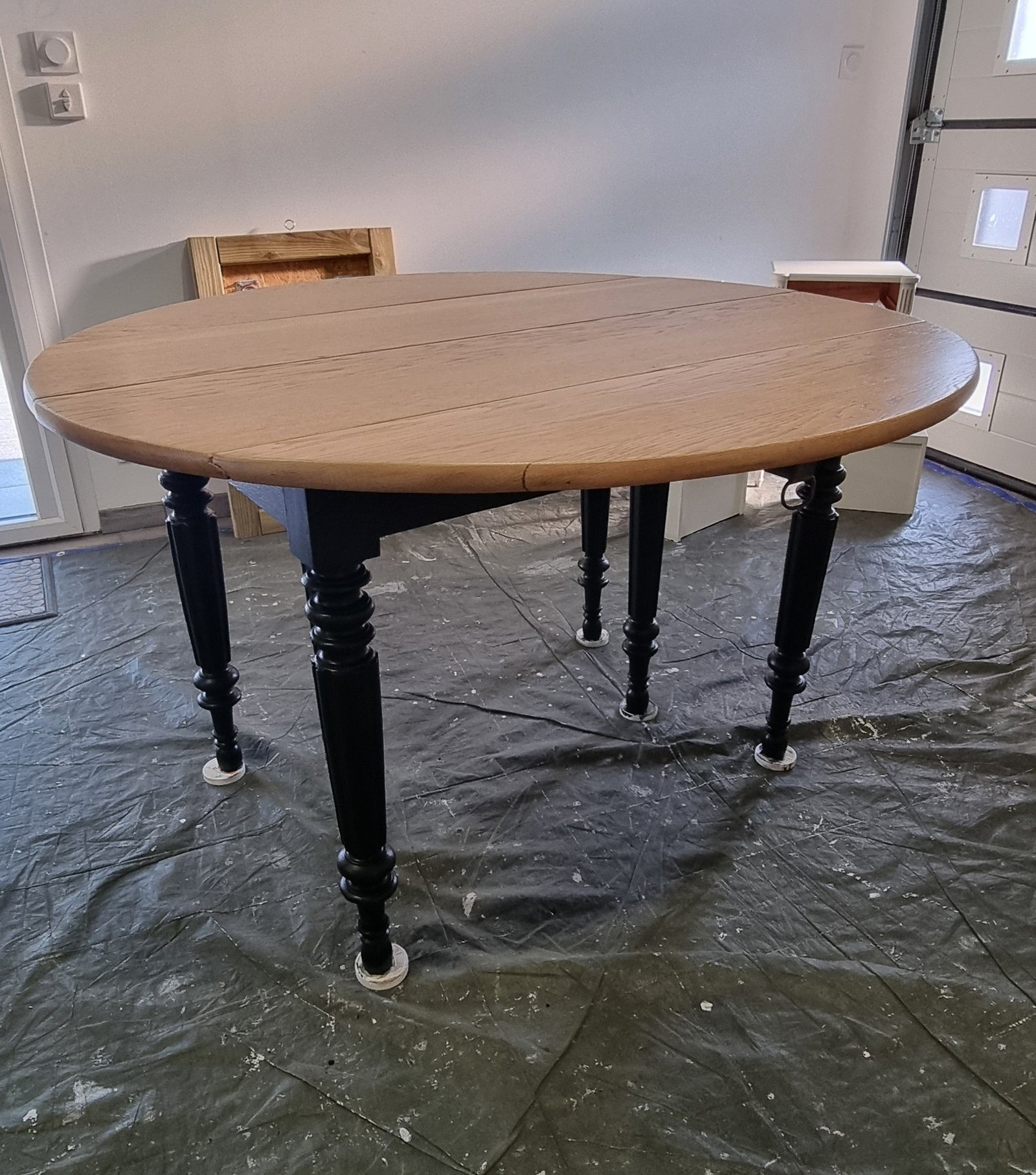 Table ronde ancienne en chêne "Noir et Bois Naturel" – Image 3