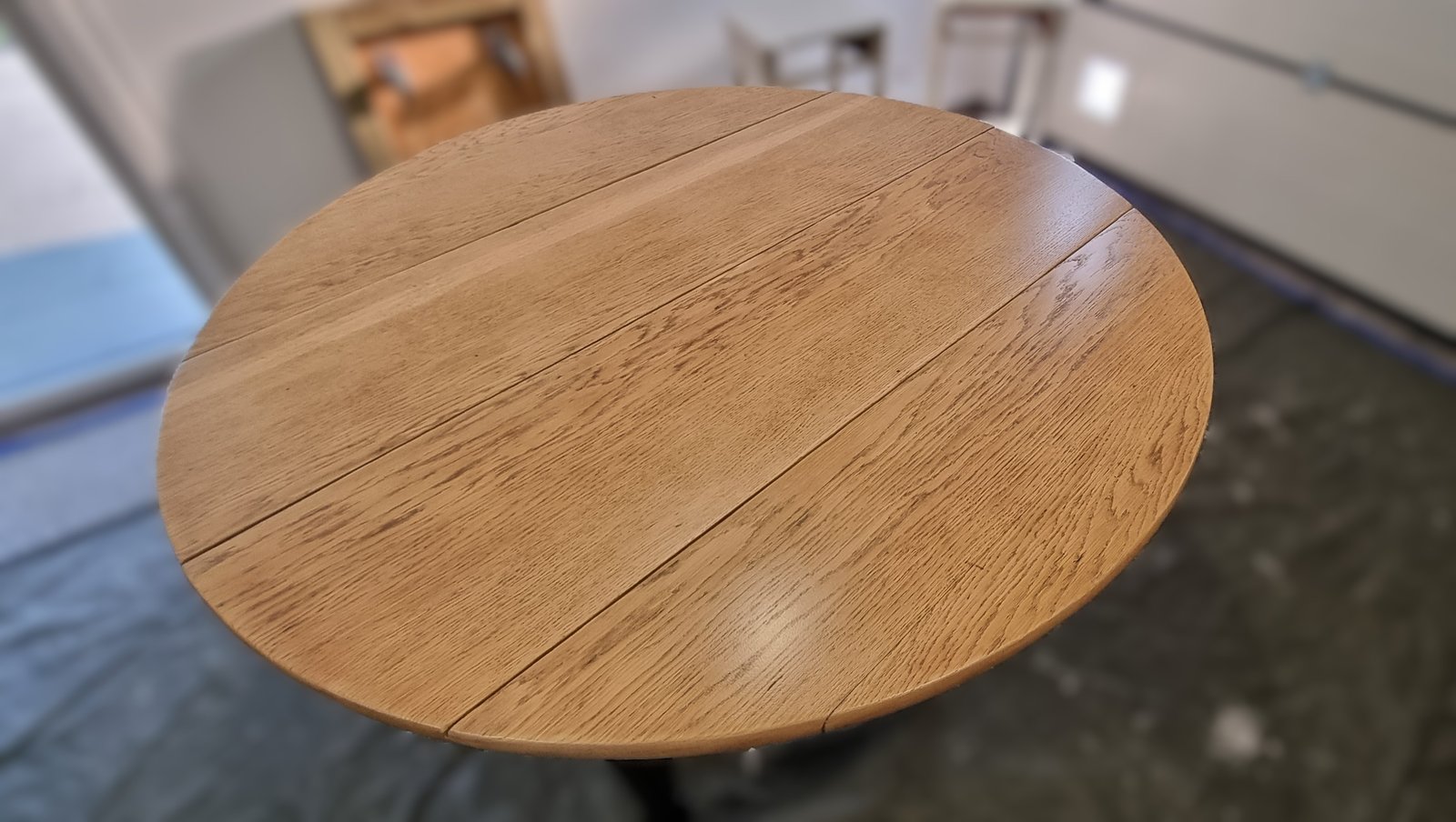 Table ronde ancienne en chêne "Noir et Bois Naturel" – Image 4