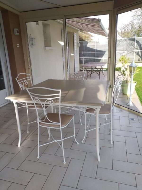 Mobilier en fer forgé et fauteuils rotin relookés