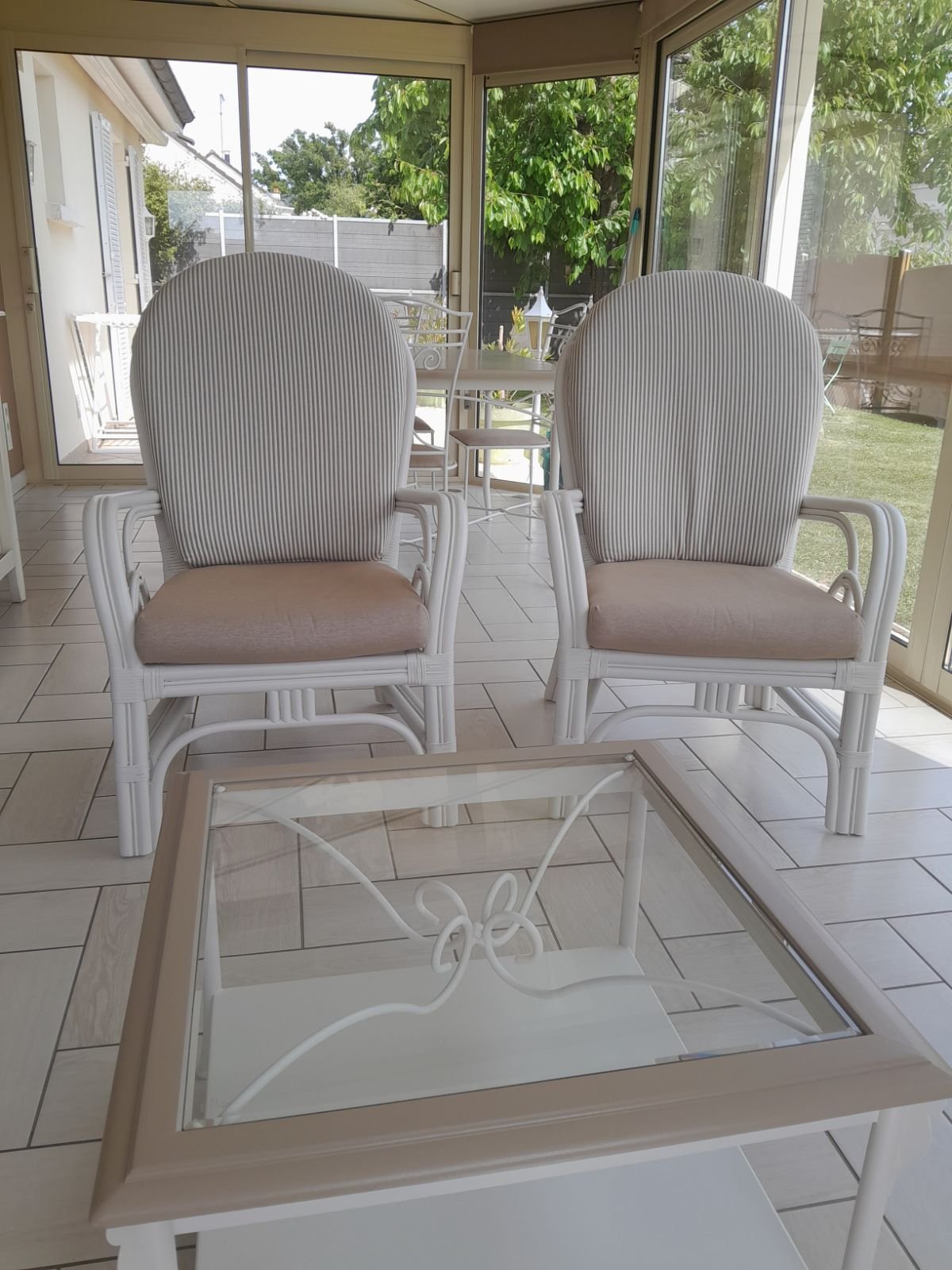 Mobilier en fer forgé et fauteuils rotin relookés – Image 4