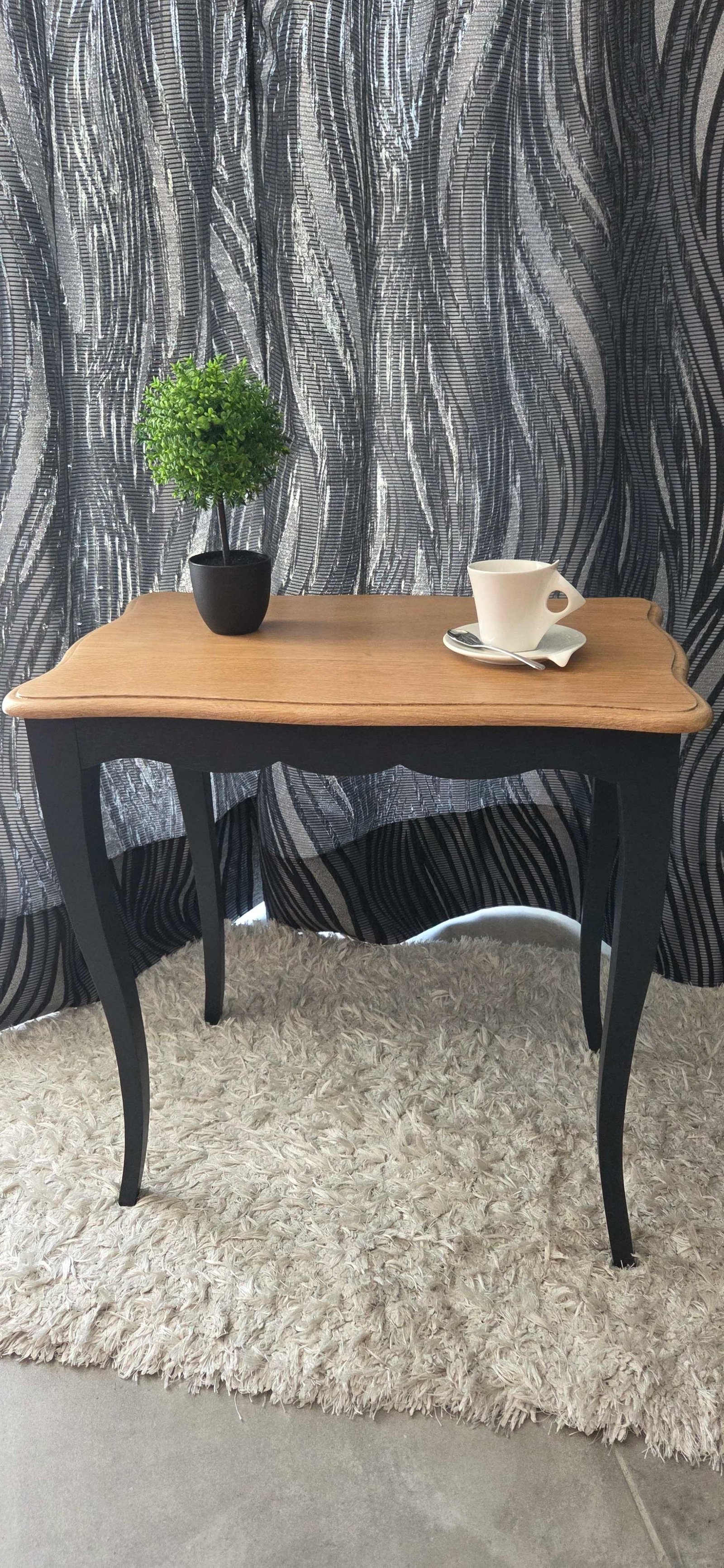 Table d'appoint en chêne noir et bois naturel – Image 3