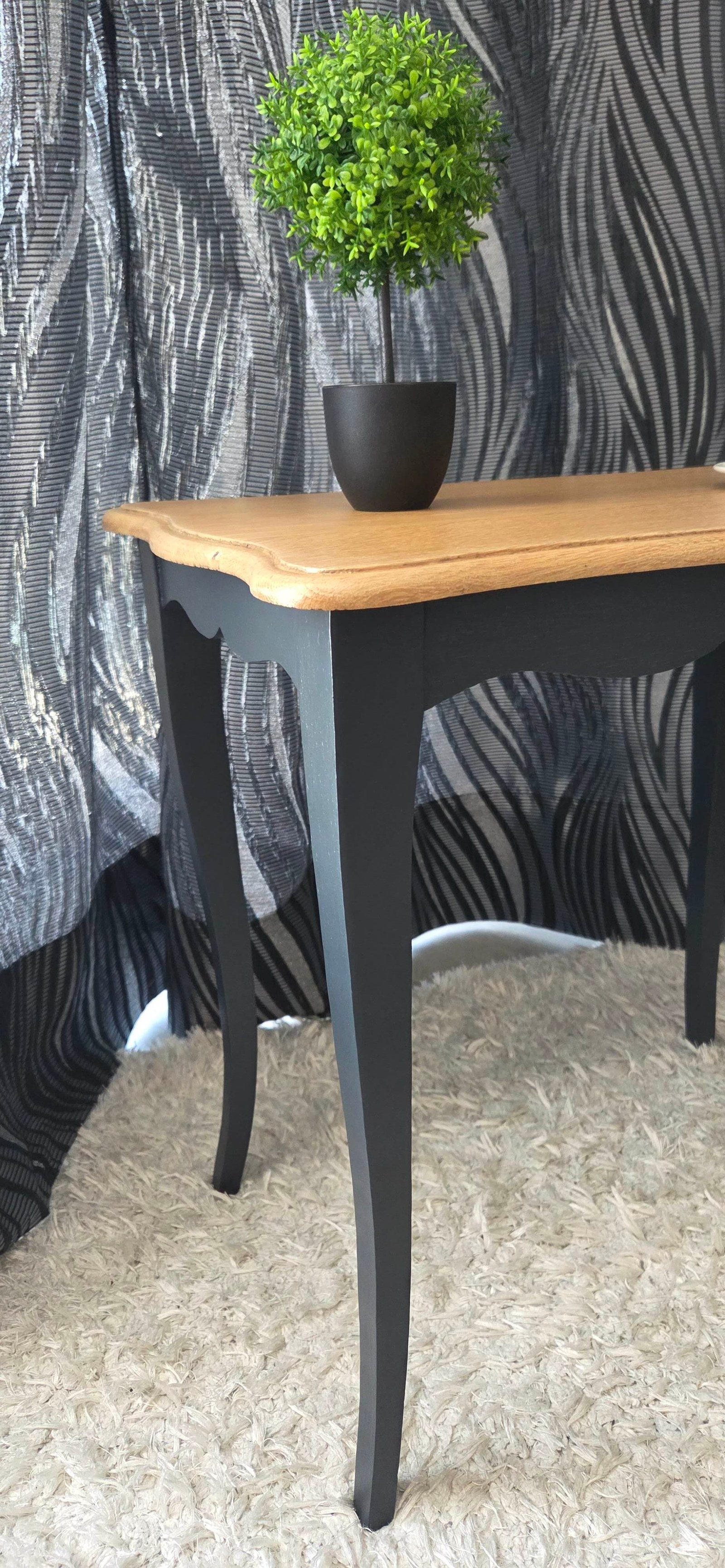 Table d'appoint en chêne noir et bois naturel – Image 4