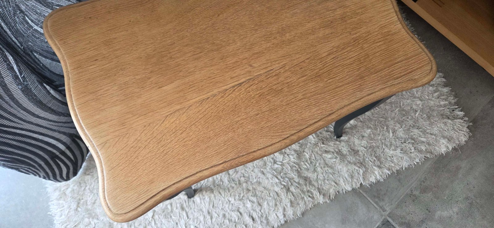 Table d'appoint en chêne noir et bois naturel – Image 5