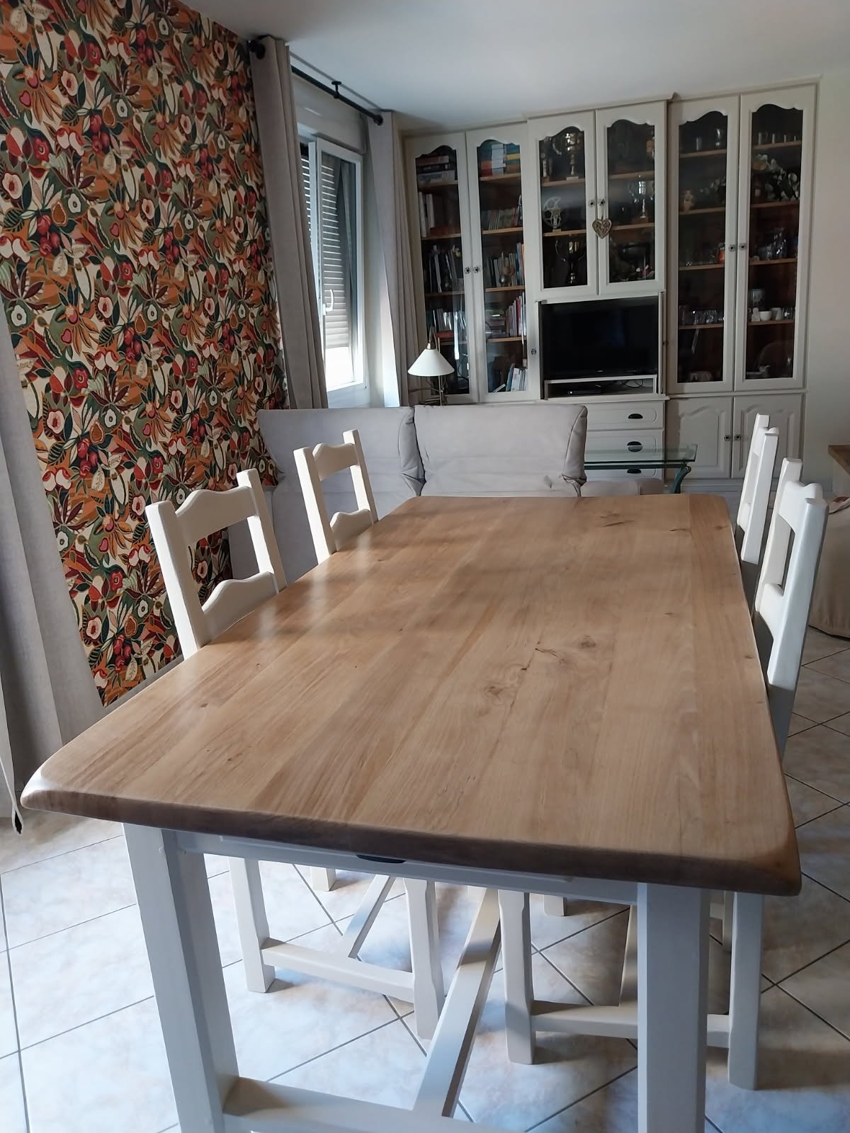 Table de séjour et chaises en chêne massif contemporanéisées