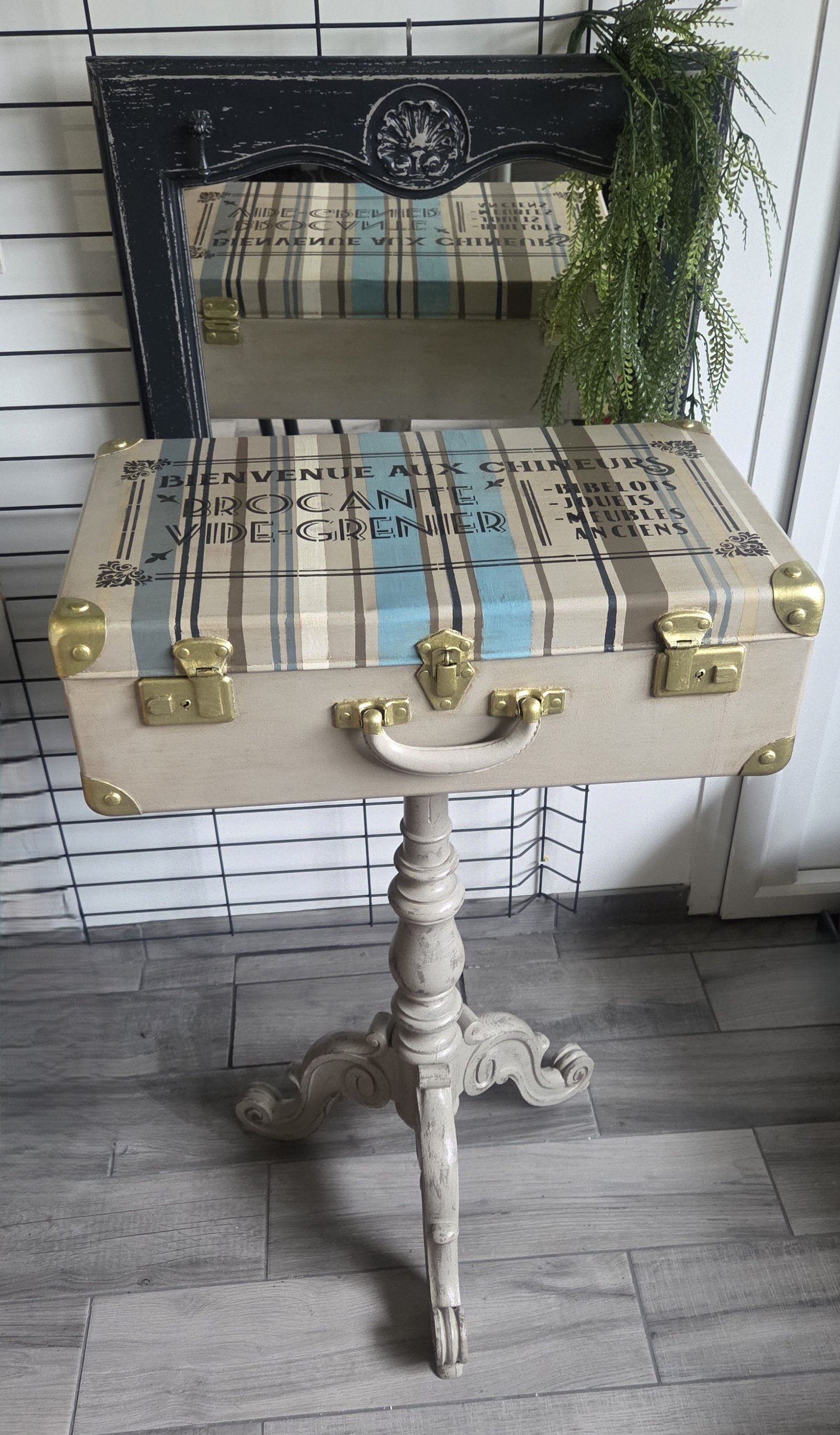 Valise vintage sur pied ancien – Image 3
