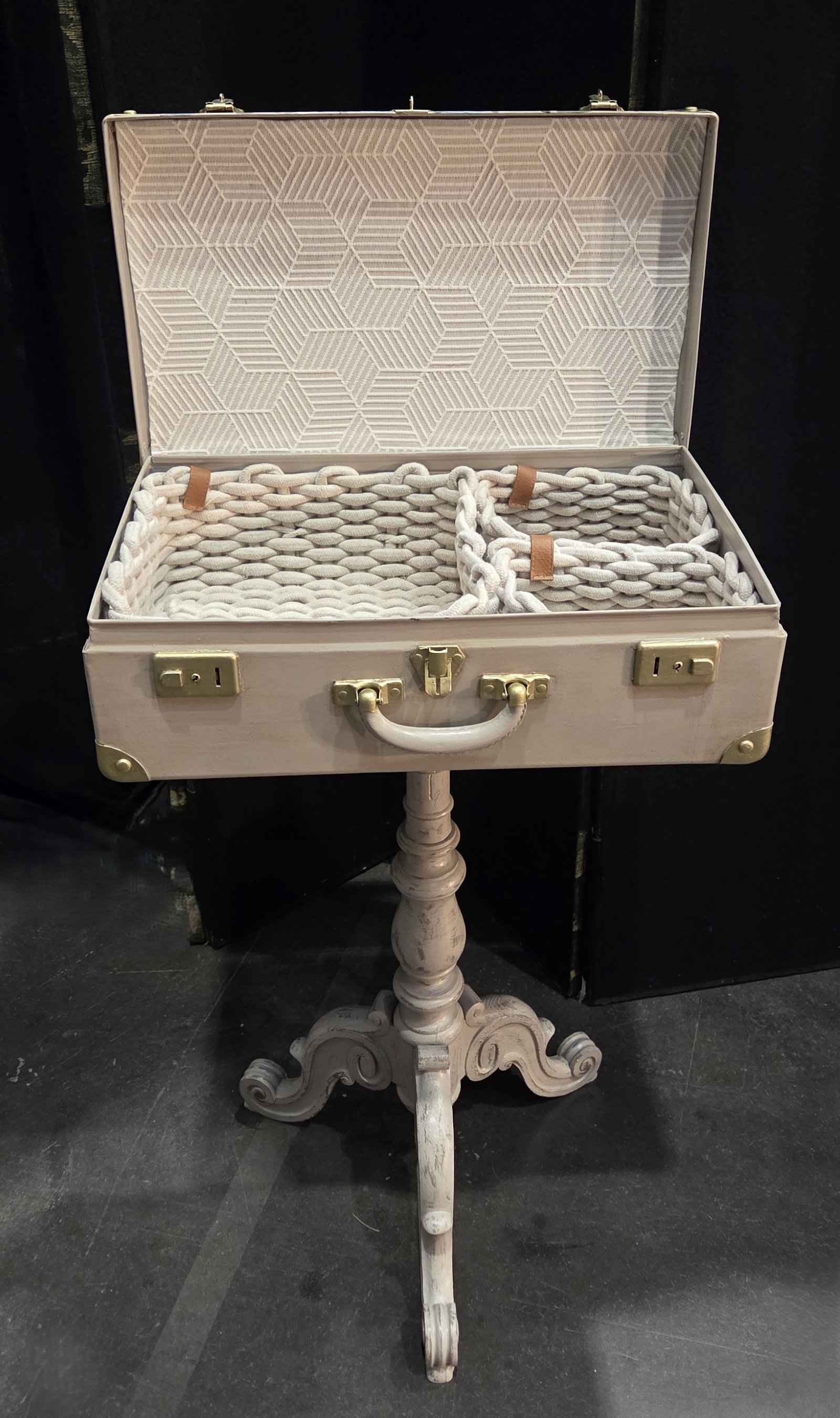 Valise vintage sur pied ancien – Image 4