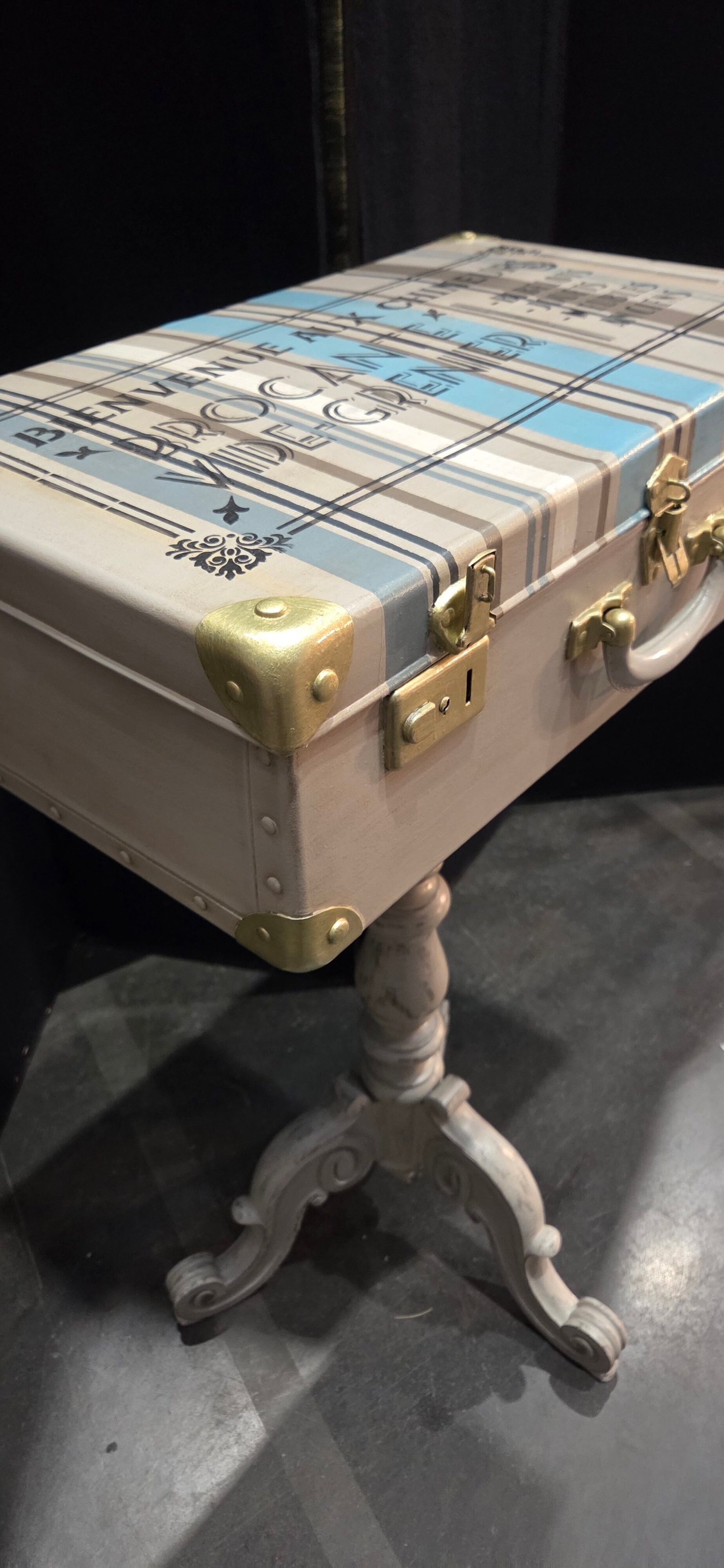 Valise vintage sur pied ancien – Image 5