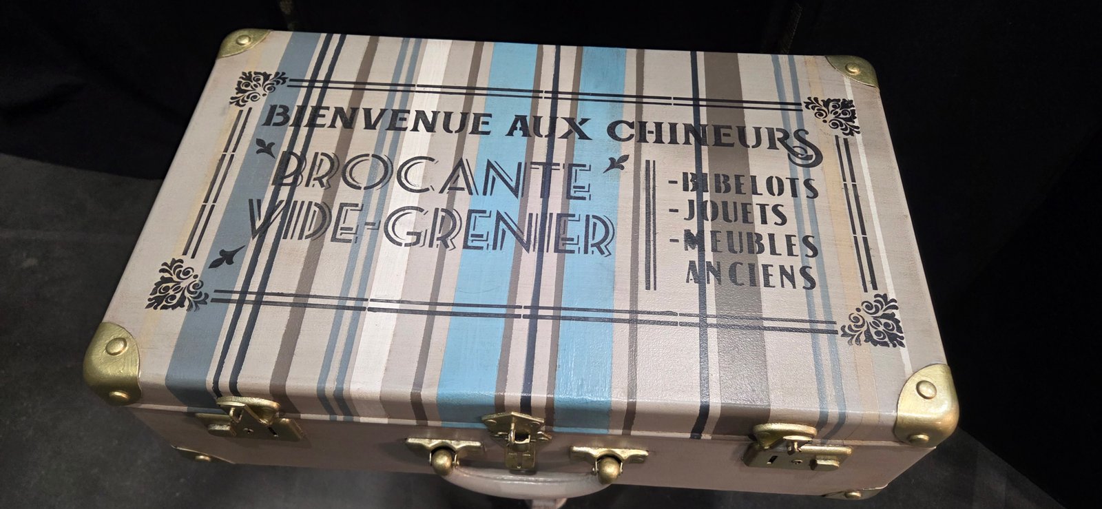Valise vintage sur pied ancien – Image 6