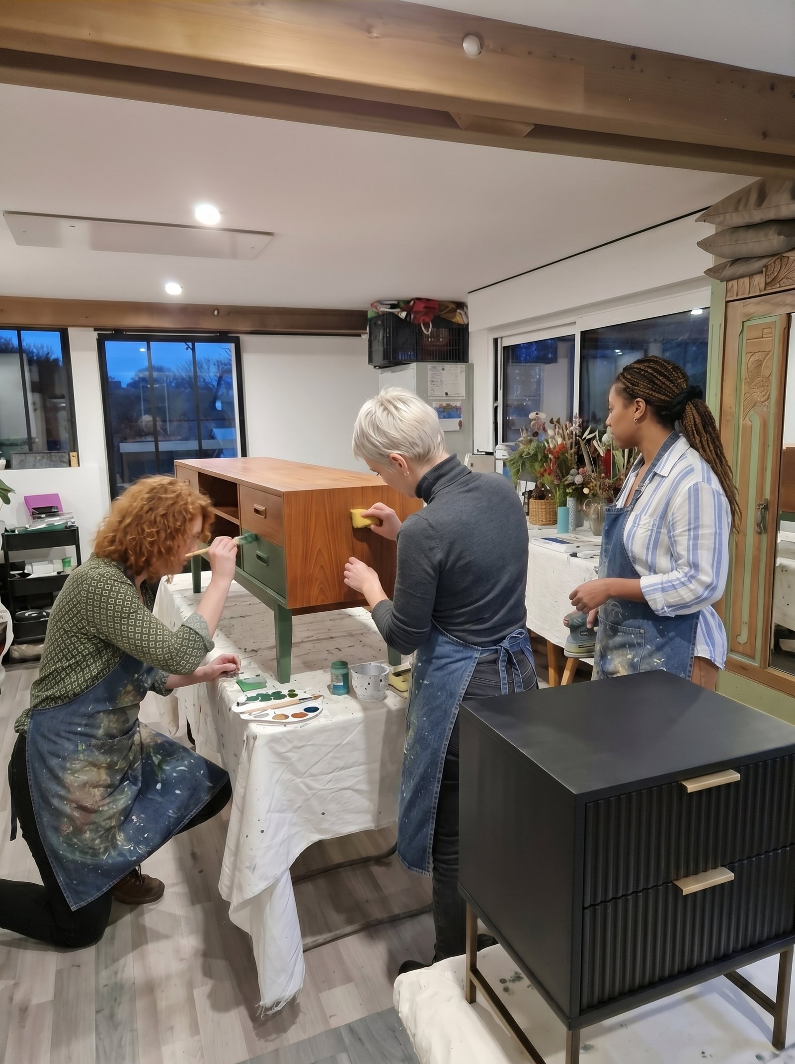 Participantes à un atelier relooking de meubles — Au Gré du Pinceau